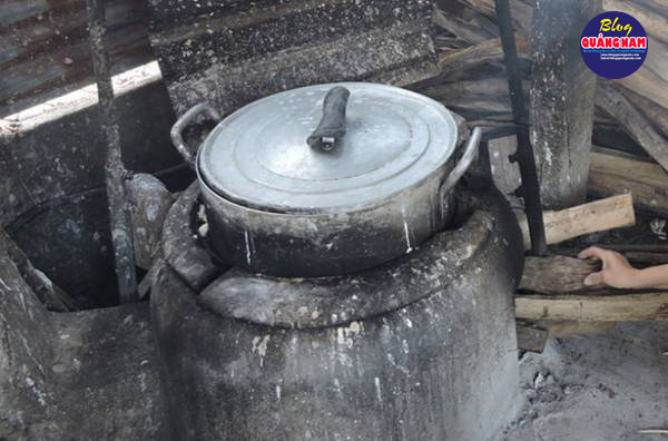  Bột sắn cho vào nồi nấu chín thành hồ - Ảnh: T.LY